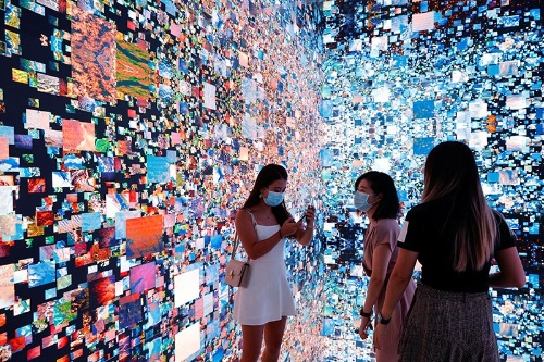 米フェイスブックは「メタバース（巨大仮想現実空間）」を構築する計画を発表した。写真は「マシーン幻覚　宇宙：メタバース」と題するアート作品。香港で9月に開催されたデジタルアートフェアで撮影（2021年　ロイター/Tyrone Siu）