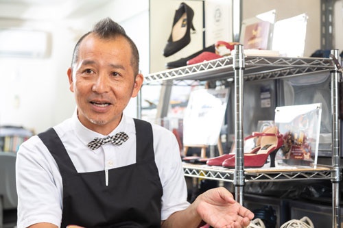 エキゾチックレザーの婦人靴を製造販売する新宿屋の丸吉肇社長(写真:菅野勝男、以下同じ)