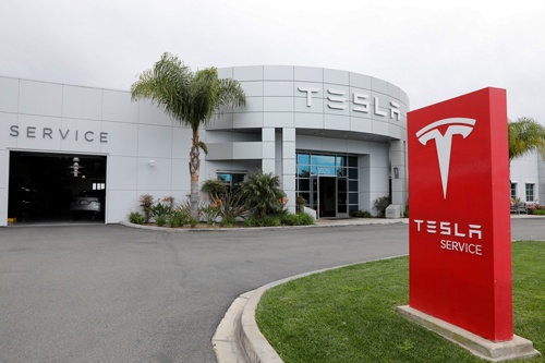 10月25日、米電気自動車大手テスラの時価総額が、1兆ドルを突破した。米レンタカー大手ハーツから過去最大の注文を受けたのが追い風となった。2020年3月撮影(2021年 ロイター/Mike Blake)