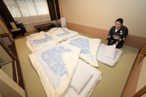 綿善旅館では、少しでも修学旅行客に戻ってきてもらおうと、布団の敷き方も頭が近くならないように変えた(写真=大亀京助)