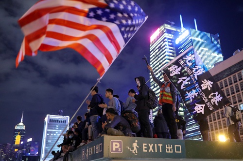 昨年の香港の抗議活動ではたびたび米国旗が掲げられた(写真:ロイター/アフロ)