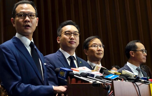 4人の香港立法会議員が資格を剥奪された(写真:AP/アフロ)