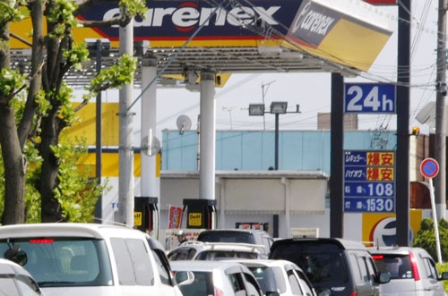 2008年、揮発油税の暫定税率復活によるガソリン値上げを前に給油を済ませようとスタンドに並ぶ車の列（写真：共同通信）