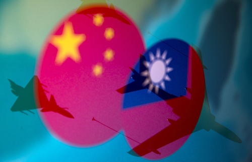 台湾奪取を目指す中国は、平時ではないものの、軍事衝突とも言えない「グレーゾーン」戦略に乗り出している。写真は中国と台湾の旗と軍用機のイメージ。4月撮影（2021年　ロイター/Dado Ruvic）