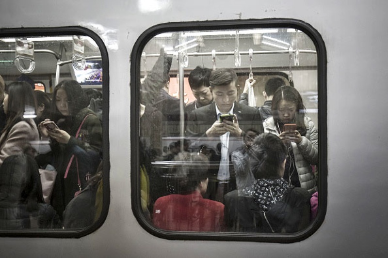 日本人が寝ている間に中国人エリートが電車の中でしていること 日経ビジネス電子版 日本人が寝ている間に中国人エリートが電車の中でしていること 日経ビジネス電子版