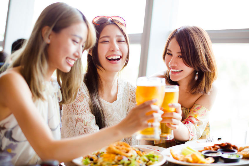 楽しく飲むためには、ときに漢方薬やサプリの力を借りるといい場合もある。（写真：(c) wang Tom-123RF）
