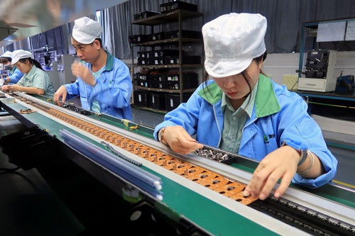 写真はT2Mのゲーム機コントローラーを製造する中国・東莞の工場で7日撮影（2021年　ロイター/David Kirton）