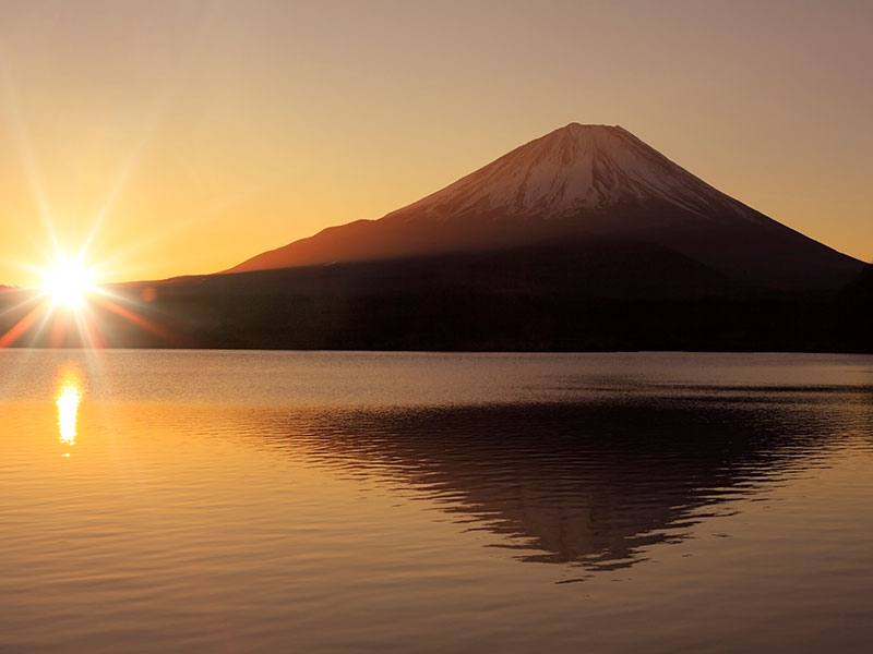 明日の見えない時代が始まる　暗闇の中を駆け抜けよう