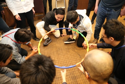 フラフープで熱狂 仲山進也のチームビルディング 日経ビジネス電子版 フラフープで熱狂 仲山進也のチームビルディング 日経ビジネス電子版