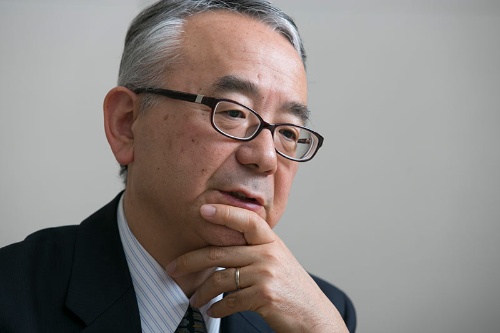 手代木功(てしろぎ・いさお)/塩野義製薬 社長1959年12月宮城県生まれ。82年東京大学薬学部卒業、塩野義製薬入社。87年米国ニューヨークオフィス駐在。91年に帰国し開発渉外部に配属されるが、94~97年カプセル会社への出向で再び米国駐在。帰国後、社長室勤務を経て99年経営企画部長。社長の塩野元三氏(現会長)と二人三脚で塩野義の構造改革を進める。2004年医薬研究開発本部長、06年専務執行役員、08年4月社長就任。(写真:的野弘路)