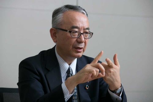 手代木功(てしろぎ・いさお) 塩野義製薬 社長 1959年12月宮城県生まれ。82年東京大学薬学部卒業、塩野義製薬入社。87年米国ニューヨークオフィス駐在。91年に帰国し開発渉外部に配属されるが、94~97年カプセル会社への出向で再び米国駐在。帰国後、社長室勤務を経て99年経営企画部長。社長の塩野元三氏(現会長)と二人三脚で塩野義の構造改革を進める。2004年医薬研究開発本部長、06年専務執行役員、08年4月社長就任。(写真:的野弘路)