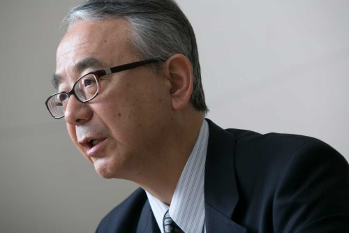 手代木功(てしろぎ・いさお) 塩野義製薬 社長 1959年12月宮城県生まれ。82年東京大学薬学部卒業、塩野義製薬入社。87年米国ニューヨークオフィス駐在。91年に帰国し開発渉外部に配属されるが、94~97年カプセル会社への出向で再び米国駐在。帰国後、社長室勤務を経て99年経営企画部長。社長の塩野元三氏(現会長)と二人三脚で塩野義の構造改革を進める。2004年医薬研究開発本部長、06年専務執行役員、08年4月社長就任。(写真:的野弘路)