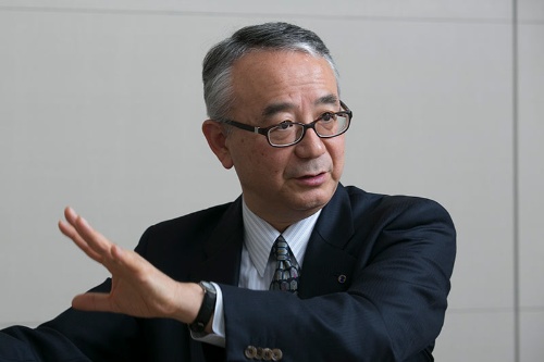 手代木功(てしろぎ・いさお) 塩野義製薬 社長 1959年12月宮城県生まれ。82年東京大学薬学部卒業、塩野義製薬入社。87年米国ニューヨークオフィス駐在。91年に帰国し開発渉外部に配属されるが、94~97年カプセル会社への出向で再び米国駐在。帰国後、社長室勤務を経て99年経営企画部長。社長の塩野元三氏(現会長)と二人三脚で塩野義の構造改革を進める。2004年医薬研究開発本部長、06年専務執行役員、08年4月社長就任。(写真:的野弘路)