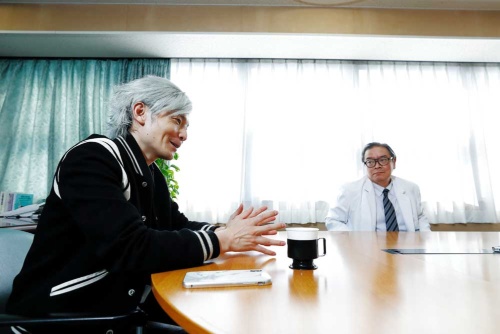 東京大学医学部附属病院の瀬戸泰之病院長(右)と慶応義塾大学の宮田裕章教授(撮影/竹井 俊晴、ほかも同じ)