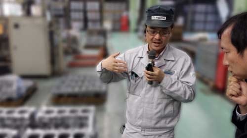 エンジンの変種変量生産システムの説明を伺う私。