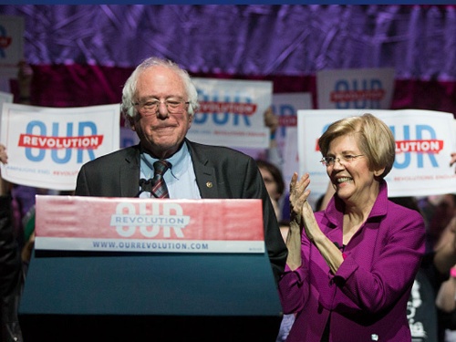 民主党の大統領候補として有力視されているサンダース上院議員とウォーレン上院議員（写真：Scott Eisen / Getty Images）