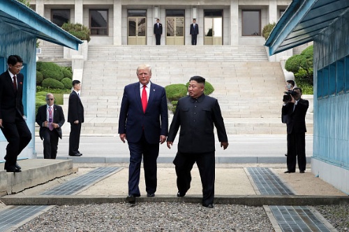 金正恩・朝鮮労働党委員長との首脳会談のため南北国境を越えたトランプ大統領（写真：Handout / Getty Images）