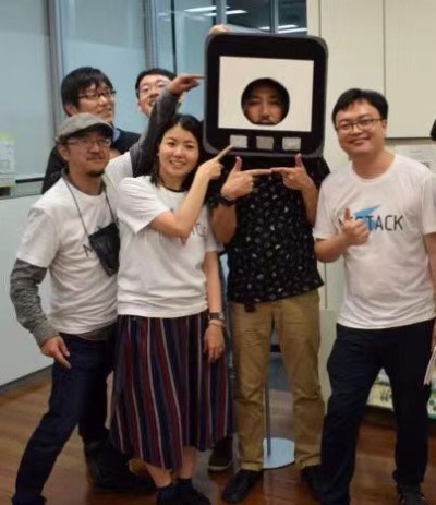 2019年8月に日本で開かれたユーザーミートアップで、日本のユーザーたちに囲まれるCEOのジミー（右）（写真提供：M5Stack）