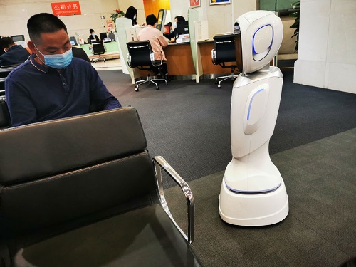 平安銀行で窓口の順番待ちをしているとロボットがやってきてご用聞きをする