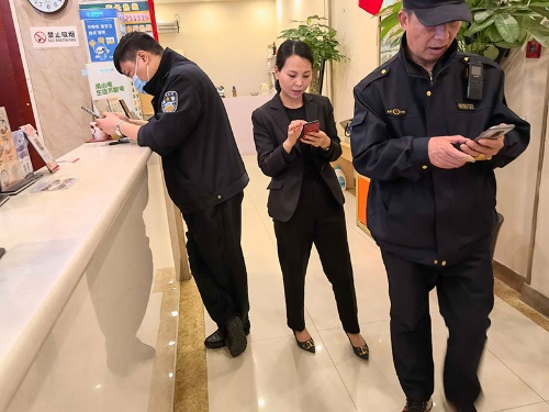 蘇州で宿泊したホテルのフロント担当者はチェックイン可・不可の判断ができず、公安警察に確認することになった。