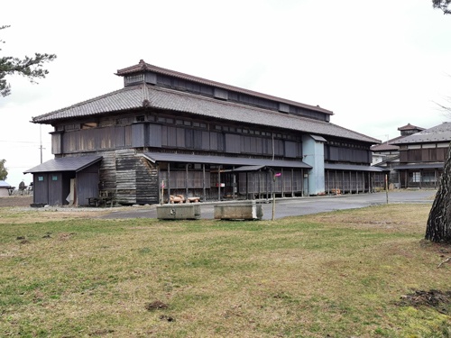 松ヶ岡開墾場として明治初期に旧庄内藩士たちが切り開いた場所に、今も5つの蚕室ほかいくつかの建物が残され、記念館となっている