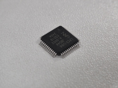 オランダのNXPセミコンダクターズの製品をかたる偽物のチップ。動作しないが、外見はきれいにパッケージされている