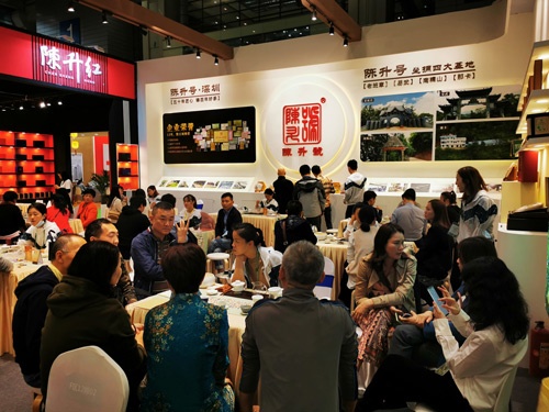 中国茶博覧会の様子。中国では多くのビジネスは新型コロナ以前の状態に戻っている。感染者が減ったことで、イベントなども感染対策をした上で開催できるようになった