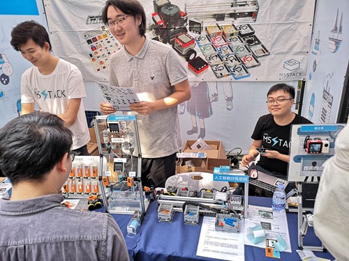 深圳で行われたDIYの祭典「メイカーフェア深圳 2019」に出展中のM5Stack。右端の眼鏡の男性がCEOのジミー・ライ
