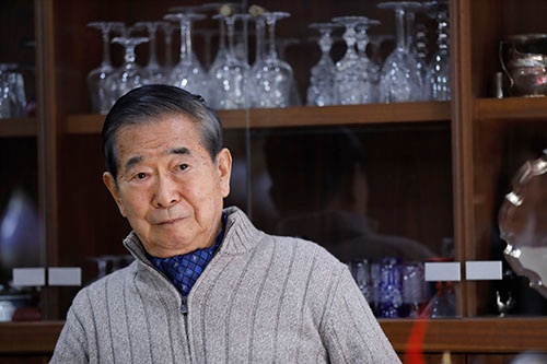 石原慎太郎(いしはら・しんたろう)氏 1932年兵庫県神戸市生まれ。52年一橋大学入学、在学中に「太陽の季節」で芥川賞を受賞。68年参議院全国区に出馬しトップ当選。72年参議院議員を辞職。衆議院選挙に旧東京2区から無所属で出馬して当選。76年環境庁長官に就任。87年竹下内閣で運輸大臣に就任。95年議員勤続25年の表彰を受けたその日に辞職を表明。同年、芥川賞選考委員になる。 99年東京都知事選挙に出馬し初当選。2003年史上最高の得票率で再選。07年三選。11年四選。12年に都知事を辞職。 12年「日本維新の会」代表に就任し、衆議院議員とし17年ぶりに国政に復帰。14年「次世代の党」最高顧問に就任。14年政治家を引退(写真:村田 和聡)