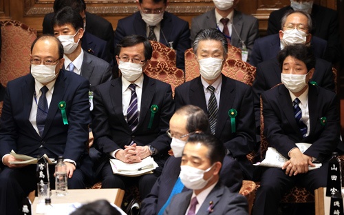 総務省の接待問題では幹部が処分された(写真:つのだよしお/アフロ)