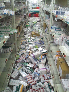 地震直後のＴＢＣ東京。散乱した医薬品を丸1日かけて棚に戻し、13日午後7時には出庫