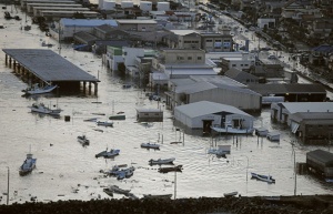 津波で冠水した茨城県大洗町の大洗港。港湾施設などが水に漬かり、企業活動に大きな影響が出た(写真=共同通信)