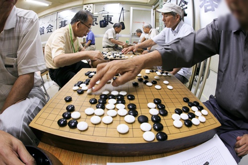 東京・新橋の「東京囲碁会館」。平日の昼間から多くの高齢者で賑わう(撮影:的野 弘路)
