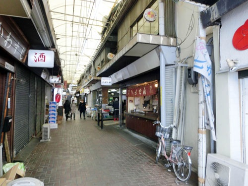 赤羽のアーケード街を通ると、居酒屋さんが何軒も元気に営業中。