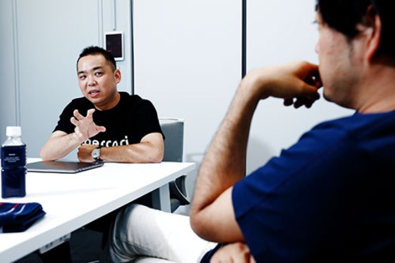 メルカリ小泉社長が明かす 僕らがリファラル採用ができるワケ 日経ビジネス電子版