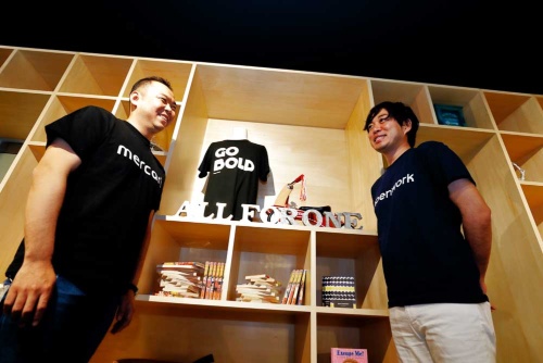 メルカリ社長の小泉文明氏(写真左)とオープンワーク副社長の麻野耕司氏(写真:竹井俊晴、以下同)