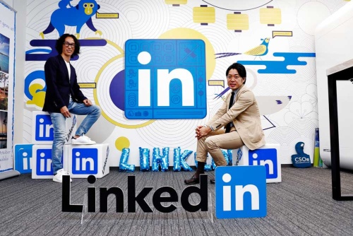 LinkedIn日本代表の村上臣氏(写真左)とオープンワーク副社長の麻野耕司氏(撮影:竹井俊晴、ほかも同じ)