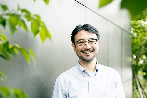<span class="fontBold">楽天大学学長/仲山考材代表取締役 仲山進也(なかやま・しんや)氏</span><br />1973年北海道生まれ。慶応義塾大学法学部卒業後、シャープに入社。1999年に、当時は社員20人ほどだった楽天に入社。初代ECコンサルタントとして、楽天市場出店者のECマーケティングをサポートする伴走役となる。2000年、出店者の学び合いの場として「楽天大学」を設立。商売だけでなく、チームビルディング、理念経営などを幅広く支援し、通称「がくちょ」として全国のEC経営者から慕われる。2007年より楽天で唯一の“フェロー風正社員”(兼業自由・勤怠自由)となり、2008年には仲山考材を設立。『今いるメンバーで「大金星」を挙げるチームの法則――「ジャイアントキリング」の流儀』(講談社)、『組織にいながら、自由に働く。』(日本能率協会マネジメントセンター)など著書多数(撮影/千倉 志野、ほかも同じ)
