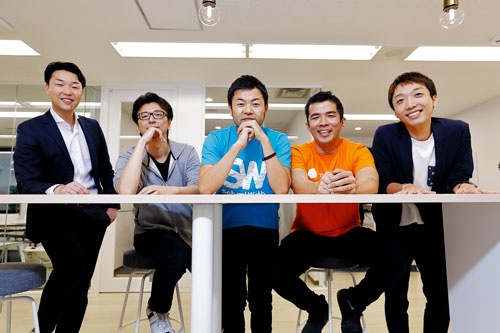 左から、オーダースーツ販売FABRIC TOKYO（ファブリックトウキョウ）の森雄一郎CEO（最高経営責任者）、公共施設や店舗のWi-Fi接続アプリを手掛けるタウンWiFiの荻田剛大CEO、日本最大級の留学サイトを運営するSchool With（スクールウィズ）の太田英基CEO、AI（人工知能）を活用した採用担当者と応募者のマッチングシステムを提供するミツカリの表孝憲代表、ホテル経営の分析などを手掛ける空の松村大貴CEO（撮影／竹井 俊晴、ほかも同じ）