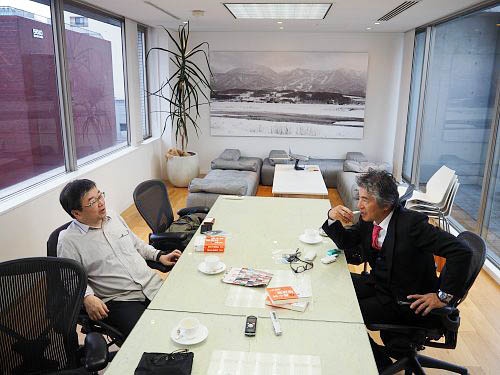 小田嶋隆さん(左)、岡 康道さん(右)