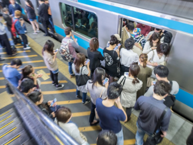 電車のマナー悪いヤツに与えたい8の罰 笑うメディア クレイジー