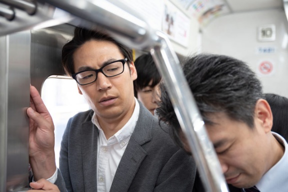 電車で異常にもたれかかってくる人の末路 の舞台裏 日経ビジネス電子版 電車で異常にもたれかかってくる人の末路 の舞台裏 日経ビジネス電子版