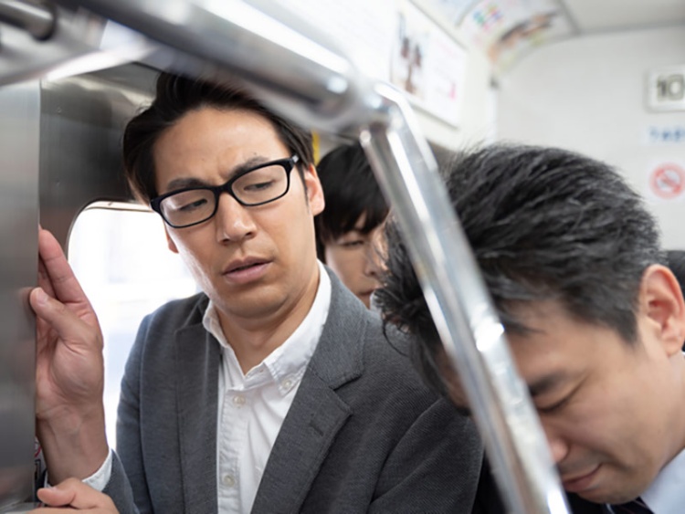 電車で異常にもたれかかってくる人の末路 の舞台裏 日経ビジネス電子版 電車で異常にもたれかかってくる人の末路 の舞台裏 日経ビジネス電子版