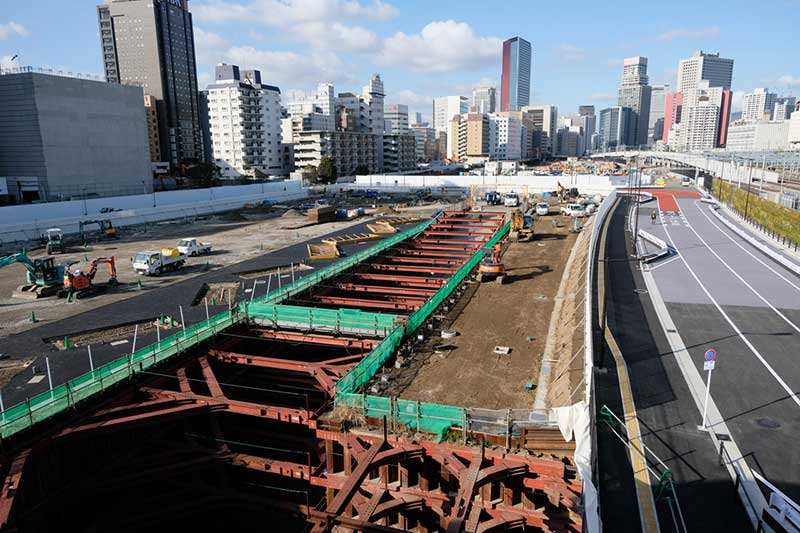 高輪ゲートウェイ駅改札前の空中デッキから北側を望んだところ。駅前に建設される「グローバルゲートウェイ品川」4街区の建設が進んでいる