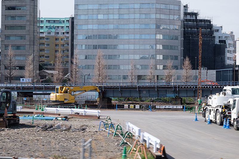奥に見える高架がかつて使われていた線路。まもなく取り壊される。その奥に見えるビルの向こうが第一京浜だ（写真：荻窪圭、以下同じ）