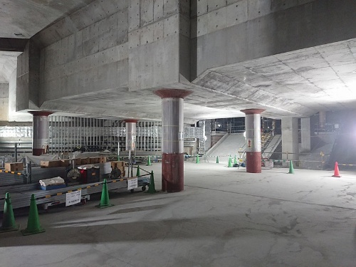 工事中の渋谷駅東口地下。丸い柱で支えられている四角いブロックの部分が渋谷川。工事が終了するとこの場所は東口地下広場として使われる(写真:渋谷駅街区土地区画整理事業共同施行者)