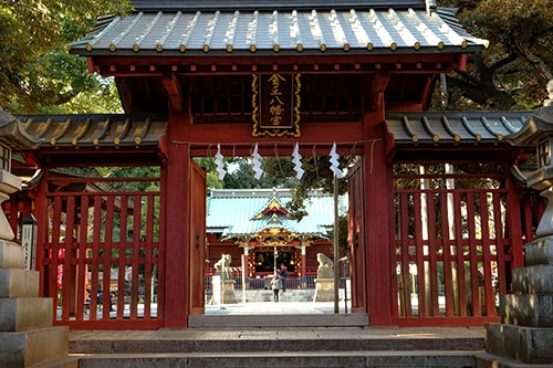 金王八幡宮。手前の門も奥に見える社殿も江戸時代のもの。特に社殿は江戸時代初期の建築様式をとどめているそうな