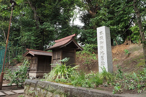 元の社殿があった場所には「本殿御敷地旧跡」の碑が立っている