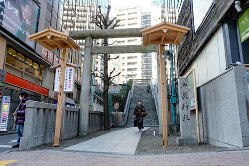 宮益御嶽神社はビルに隣接しており、鳥居奥の階段を上った上に社殿がある