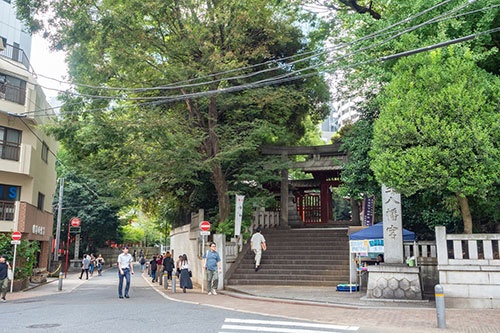 金王八幡宮。少し低くなっている参道から階段を上って境内に入る